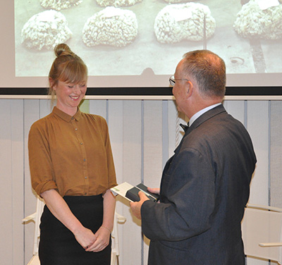 Christien Meindertsma ontvangt de Profielprijs 2019 en trofee van de voorzitter Maarten Rol